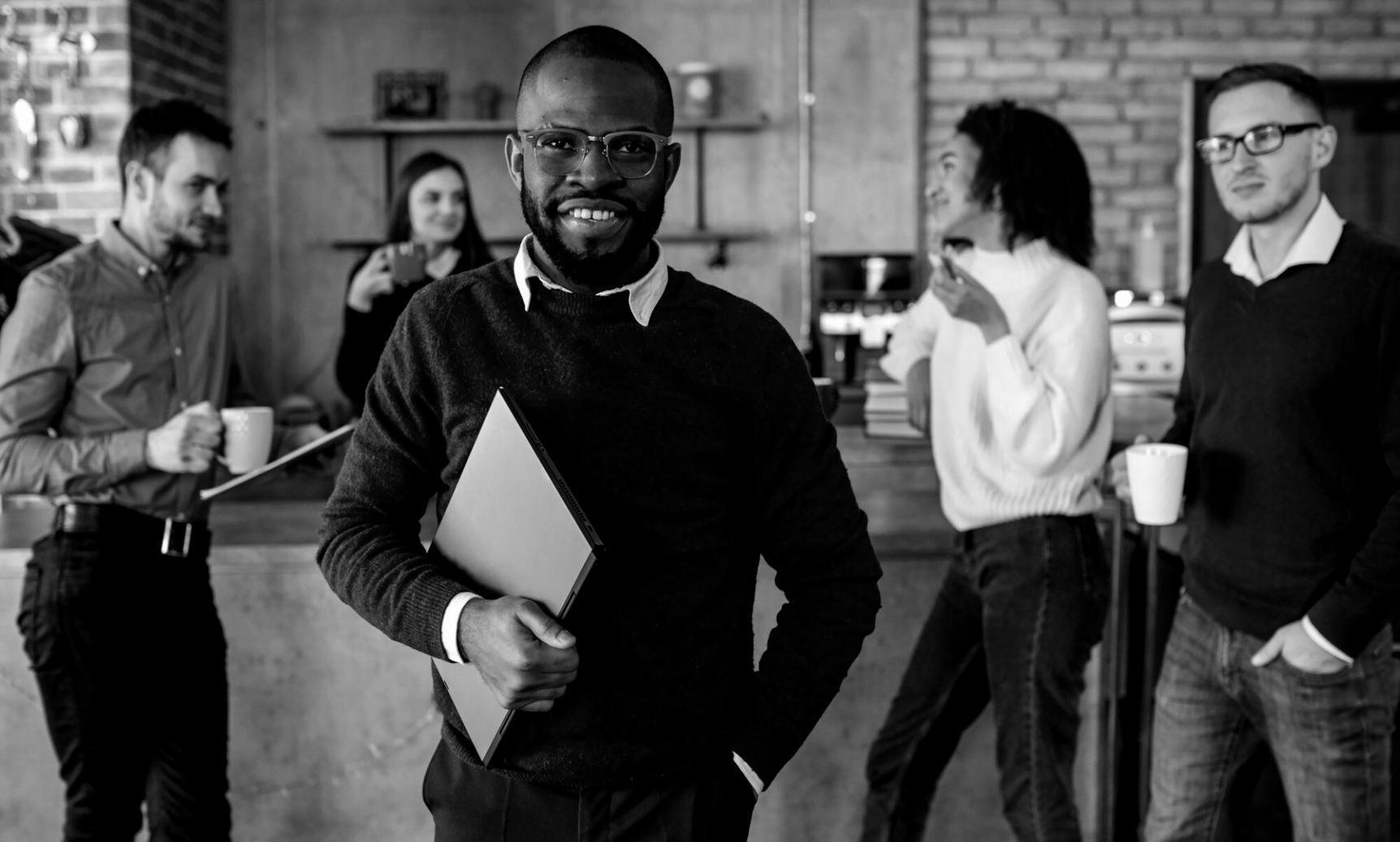 Environnement professionnel de formation financière avec supports pédagogiques