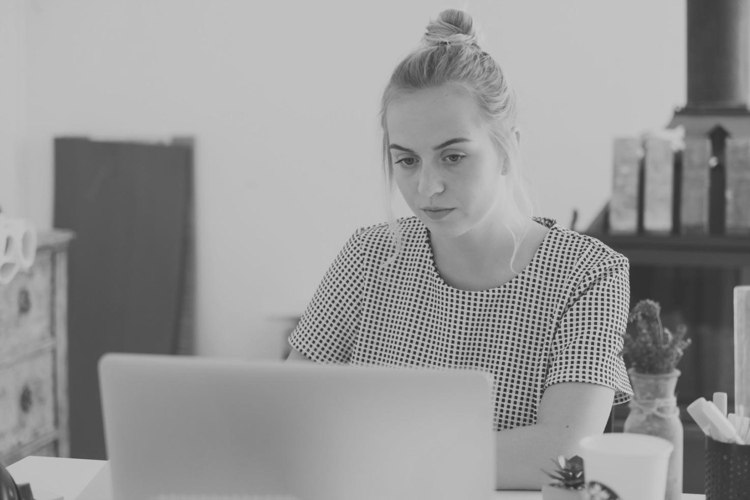 Analyse de données financières lors d'une session de travail stratégique