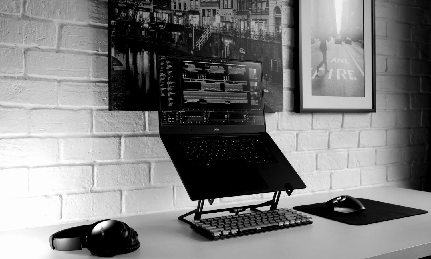 Équipe d'analyse financière en réunion de travail